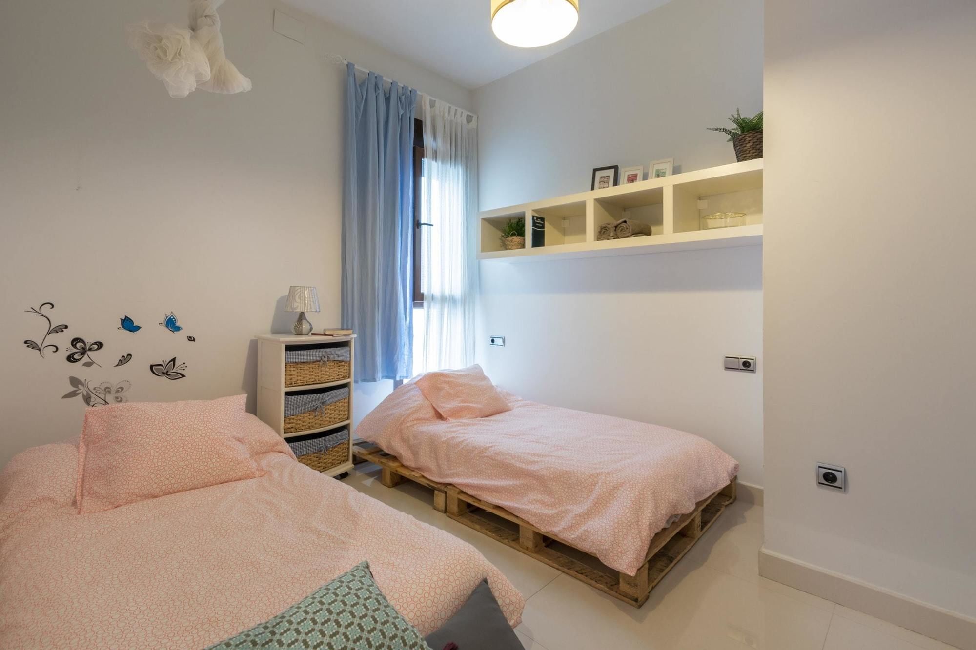 With 3 Bedrooms In Granada, With Wonderful View, Balcon Appartement